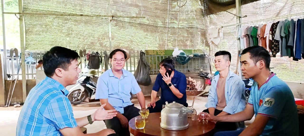 Lãnh đạo xã Mỏ Vàng trao đổi, động viên nhân dân chung sức đồng lòng xây dựng đường giao thông